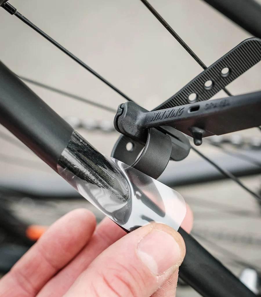Montering av Win Wing cykeltillbehör reservdel på cykelram fotograferad på nära håll
