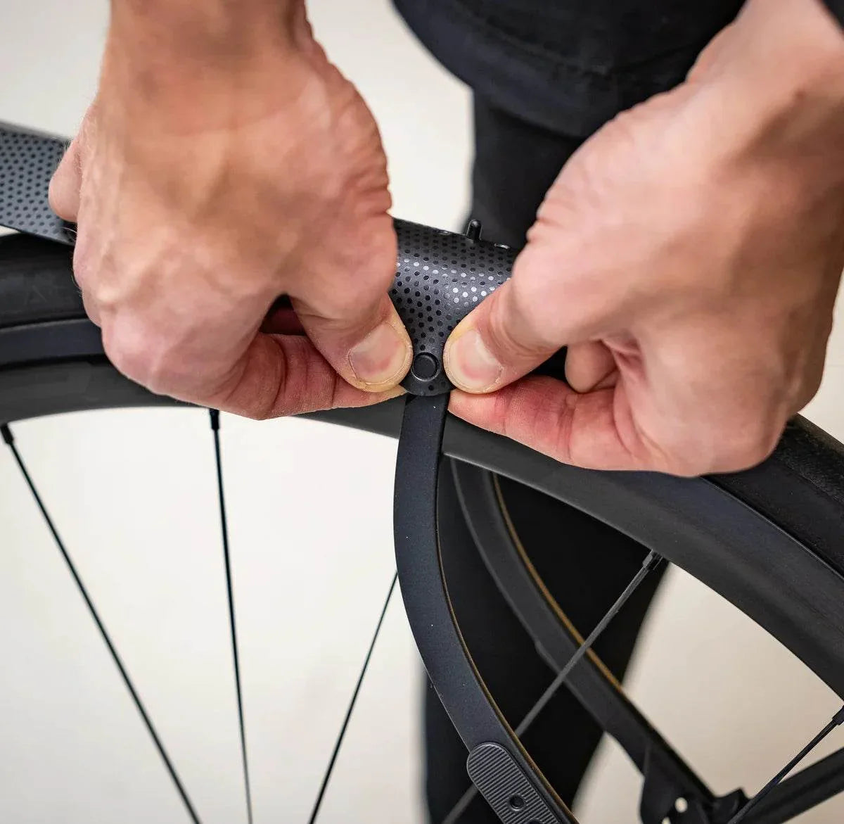 Montering av stänkskydd road cykel WW2 med svart fäste på däck