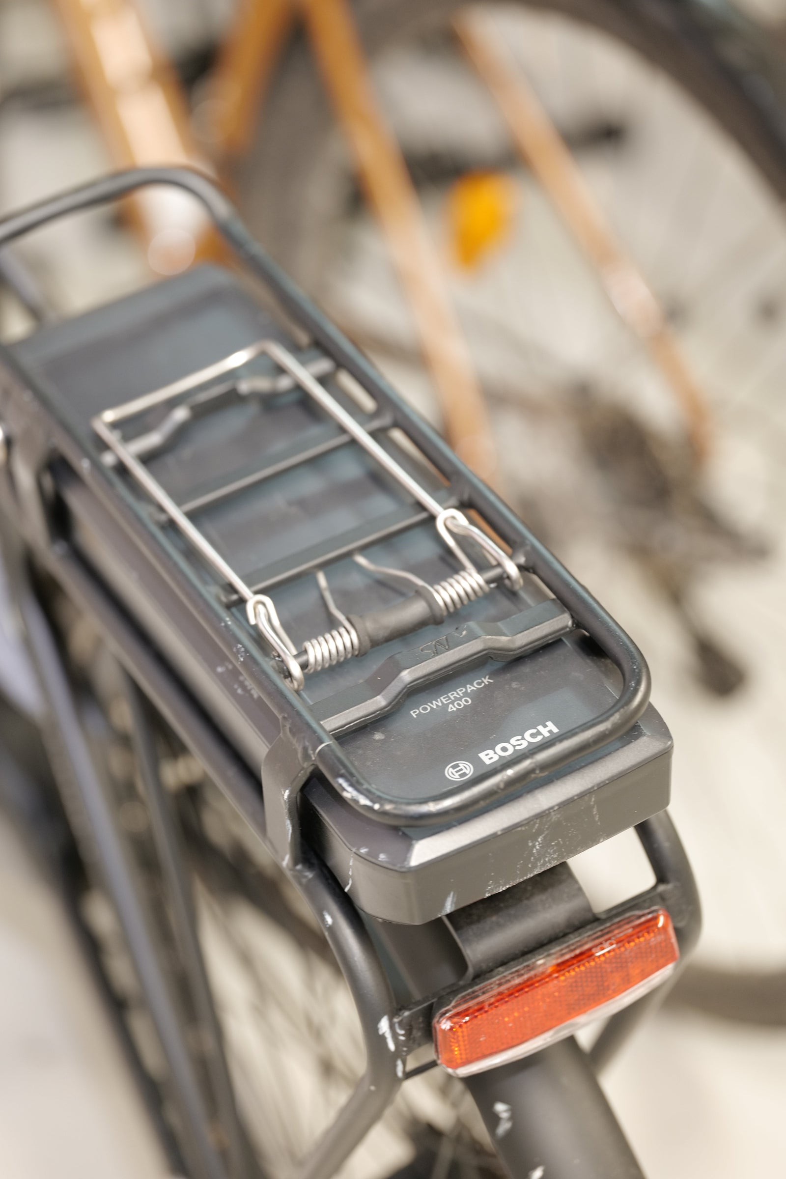 Bosch Powerpack 400 batteri och pakethållare på elcykel med baklyse