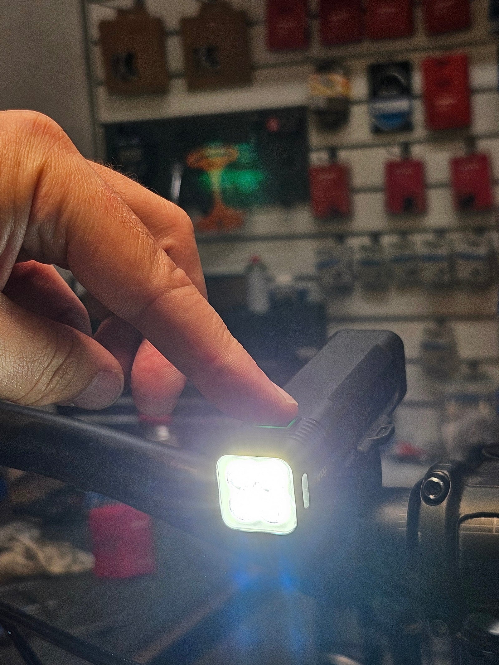 Hand tänder stark cykellampa monterad på styre, cykelbelysning, säkerhet