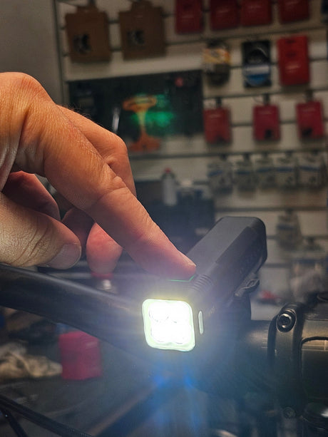 Hand tänder stark cykellampa monterad på styre, cykelbelysning, säkerhet