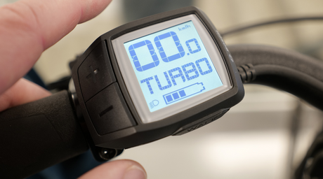 Elcykel display med turbo-läge, batterimätare och hastighet, närbild