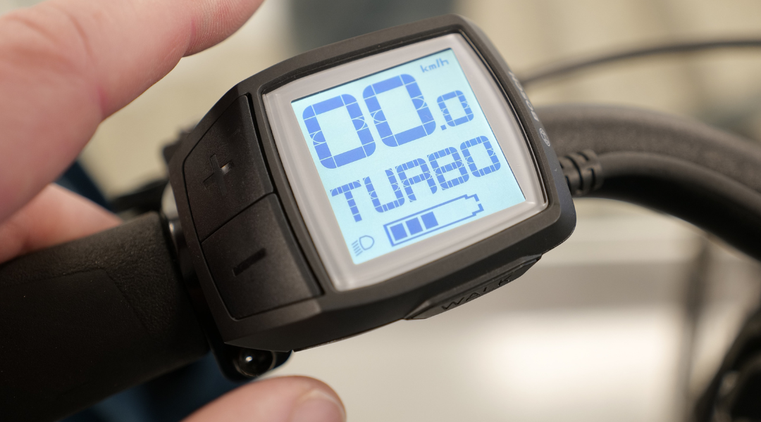 Elcykel display med turbo-läge och batteriindikator på styret