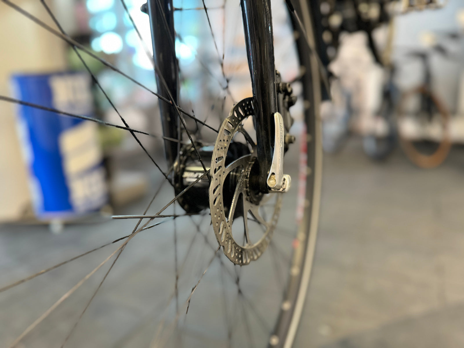 cykelhjul med skivbroms och ekrar detalj närbild