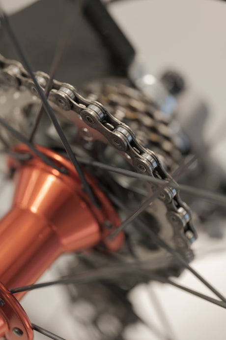 Närbild cykelkedja och röd nav, cykelkomponenter, cykelhjul