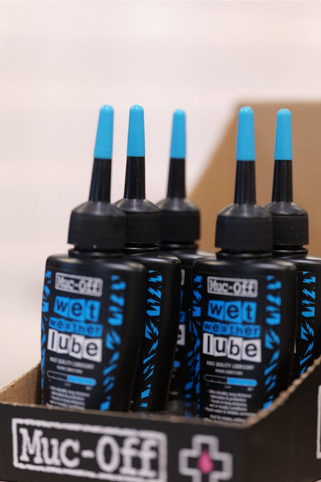 Muc-Off wet weather lube flaskor med blå toppar i förpackning, cykelsmörjmedel