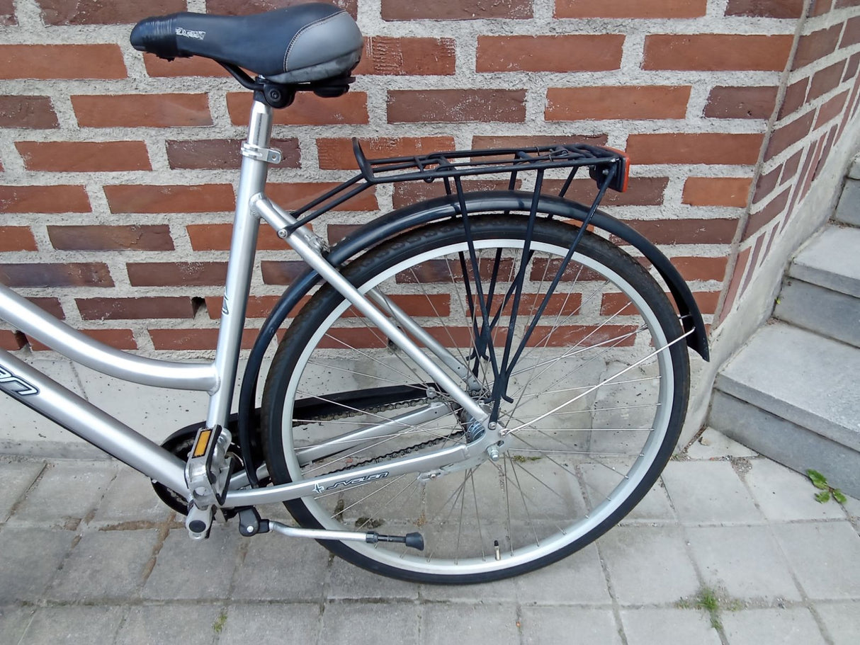 Silver cykel med pakethållare, svart sadel och reflex på bakhjulet