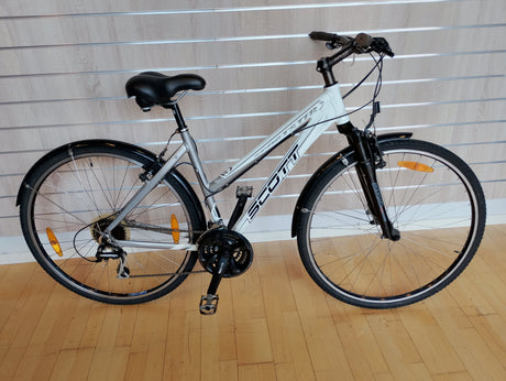 Scott damcykel vit med svarta detaljer, stänkskärmar, framgaffel och reflexer