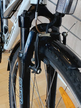 Framgaffel och V-broms på cykel med reflex och däck, SR SUNTOUR logotyp synlig.