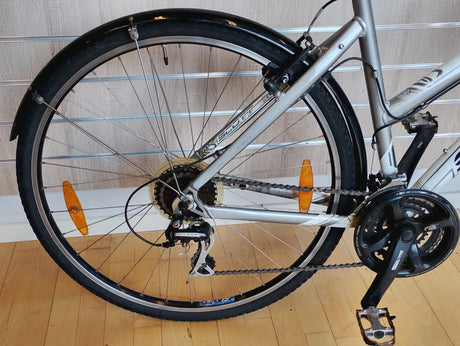 Bakre delen av silverfärgad cykel med växlar, kedja och stänkskärm, Shimano komponenter