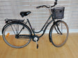 Svart damcykel med cykelkorg, pakethållare och reflexer