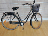 Svart damcykel med cykelkorg, pakethållare och reflexer