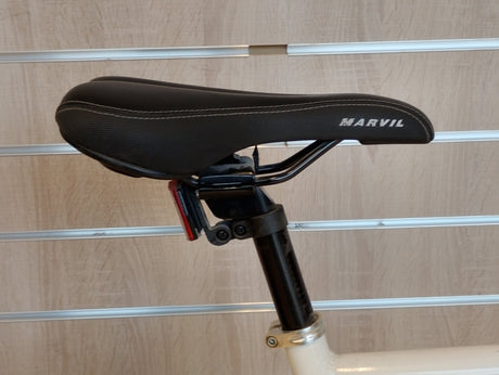 Marvil cykelsadel svart med röd reflex på sadelstolpe