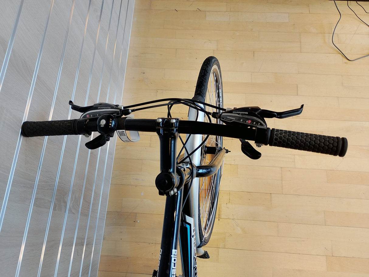 Cykelstyre med Shimano handtag och ringklocka, svart mountainbike framifrån