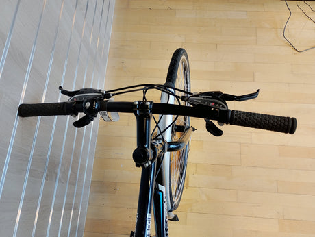 Cykelstyre med Shimano handtag och ringklocka, svart mountainbike framifrån