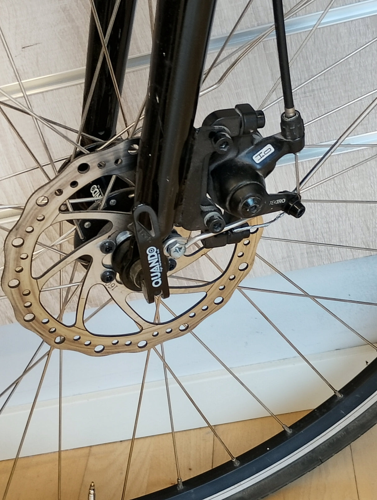 Cykel framhjul med Tektro skivbroms och Quaxle snabbfäste
