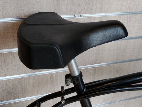 Svart sadel till cykel, tjock och bekväm, monterad på cykelram och sadelstolpe