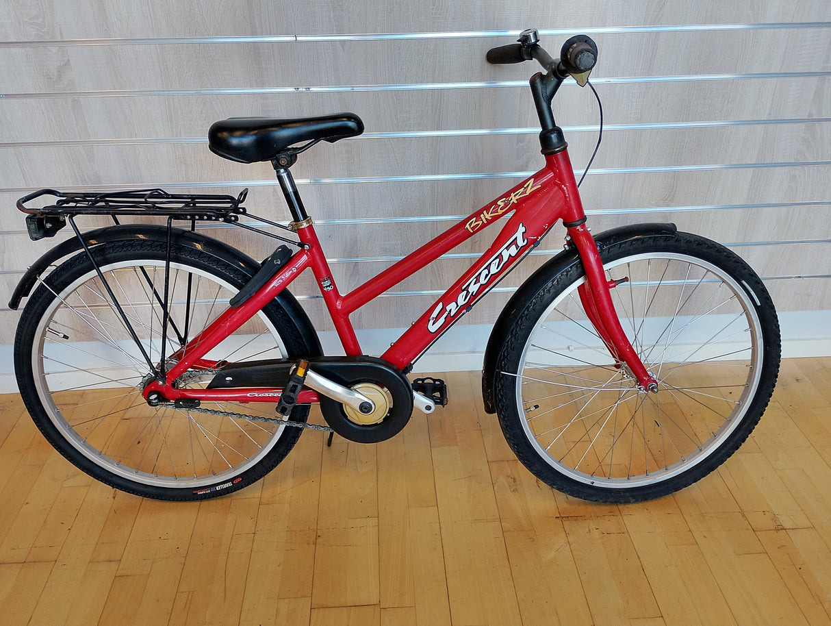 röd Crescent barncykel med pakethållare och kedjeskydd