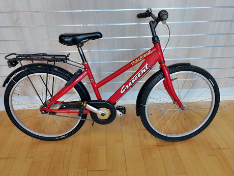 röd Crescent barncykel med pakethållare och kedjeskydd