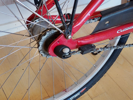 Crescent cykel bakhjul med kedja, växelnav och röd ram, detaljbild