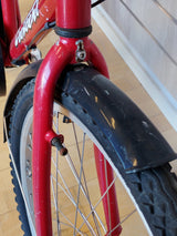 röd cykel framgaffel med svart skärm och grovt mönstrat däck