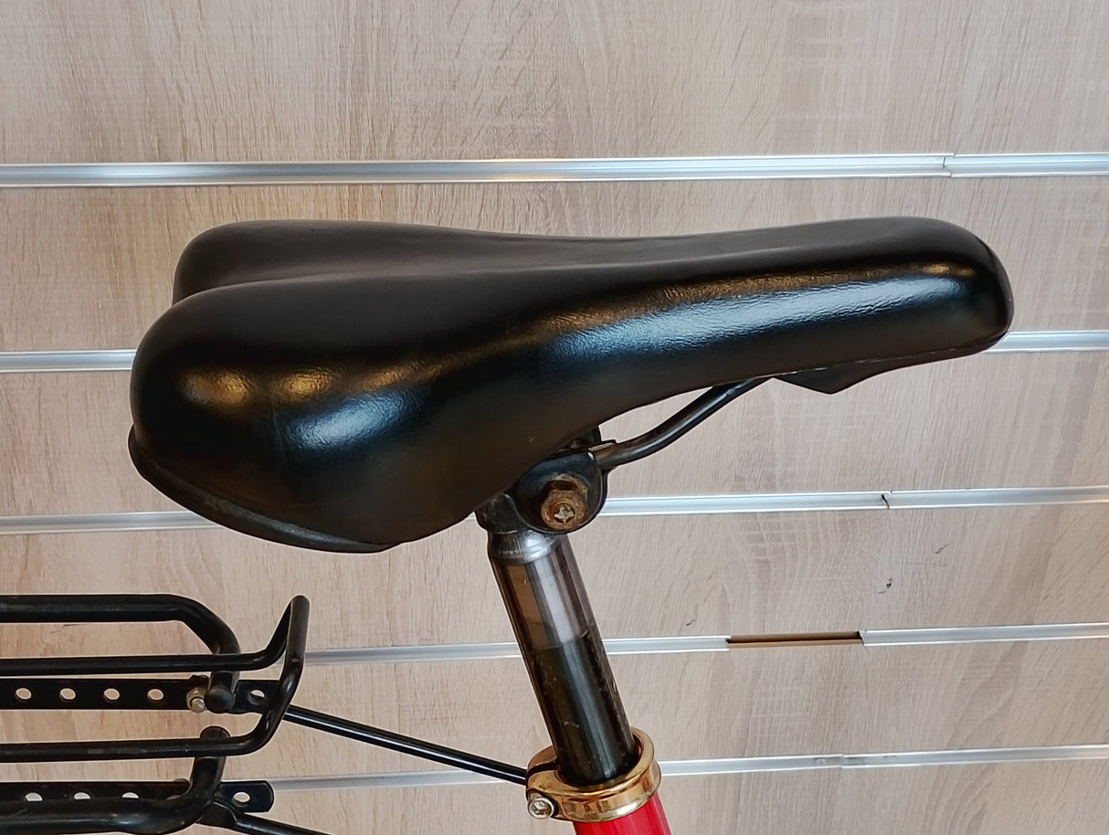 cykelsadel svart, cykelsits och cykelstolpe i närbild