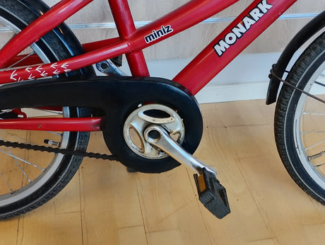 Röd Monark miniz barncykel med vevarm, pedaler och kedja