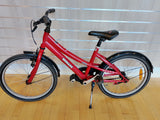 Röd Monark miniz barncykel med svarta stänkskärmar och reflex på bakhjulet