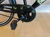 svart barncykel med gula skorpion-dekaler, LOGAN-etikett och pedal