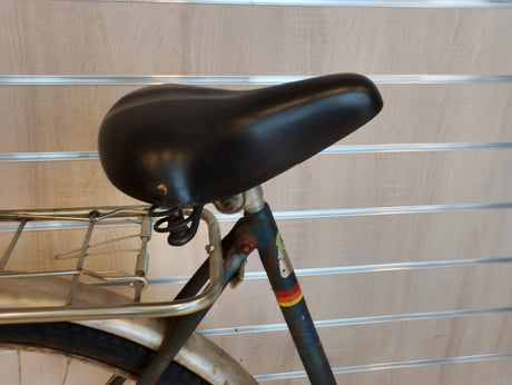 cykelsadel svart, metallpakethållare, sliten retro cykel