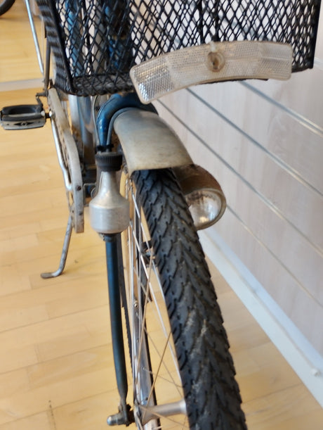 Framgaffel och korg på cykel, metallskärm, dubbla lampor, svart framdäck