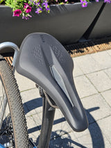 Fizik cykelsadel och däck med dubbat mönster på sportcykel