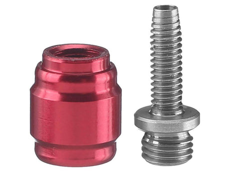 Röd ventiladapter och silverfärgad metallskruv till cykelhjul