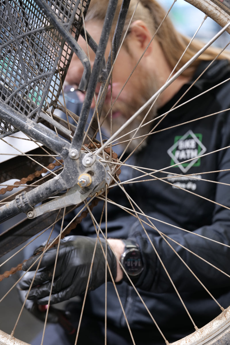 Mekaniker som servar elcykel