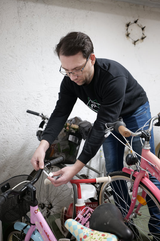 Uppmärkt cykel i cykelgarage inför cykelrensning