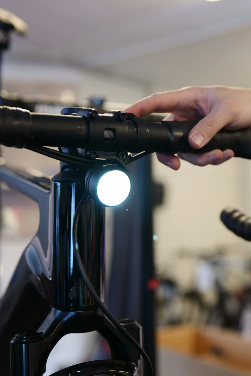 Integrerad belysning fram på en elcykel