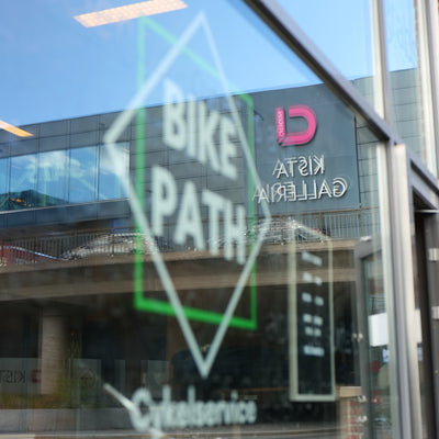 Bikepath Kista bredvid Kista Galleria