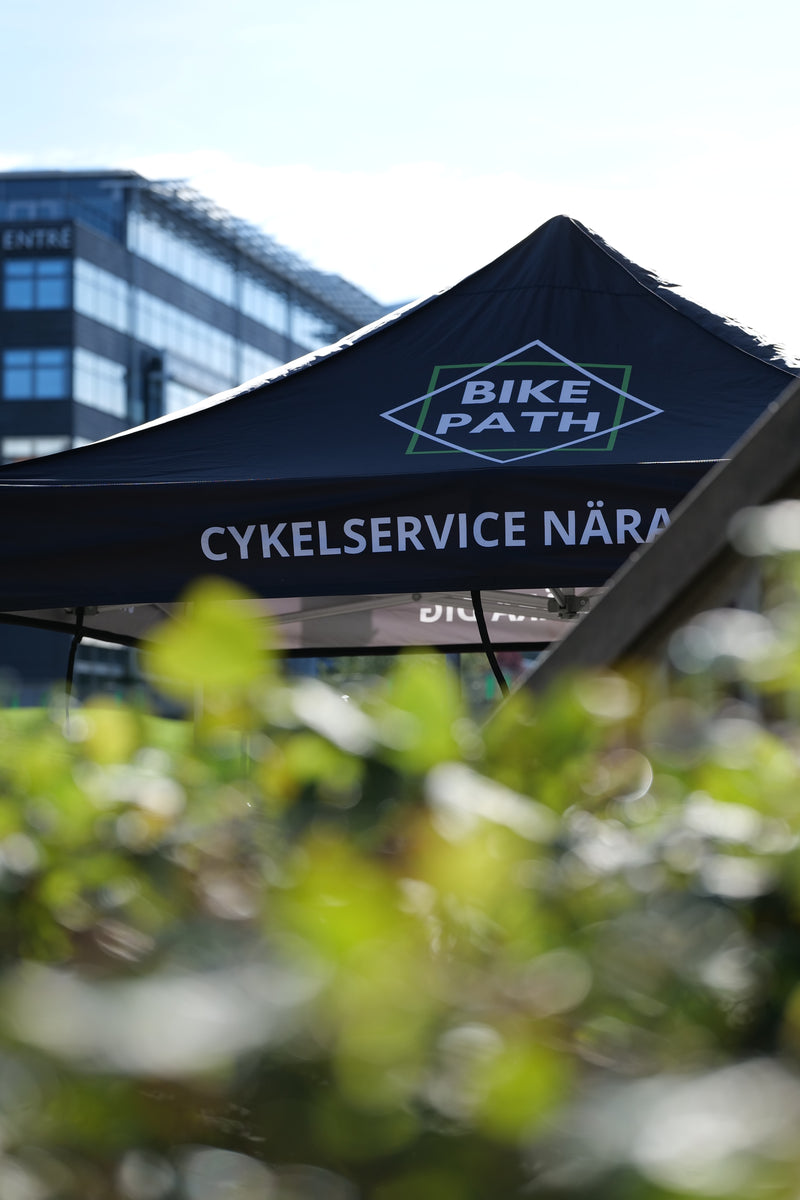 Tält utanför en Bikepath cykelverkstad