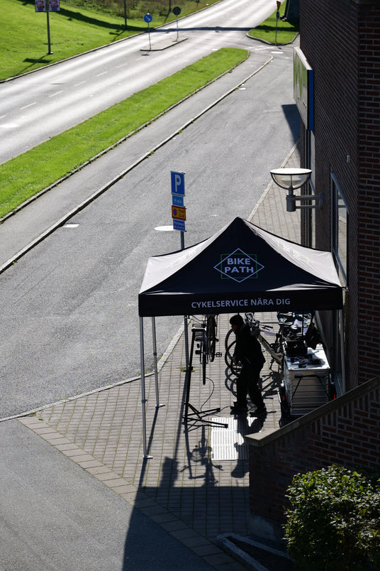 Mobil cykelservice utanför BikePath butiken i Kista