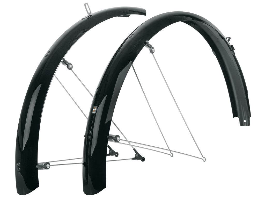 svarta cykelskärmar med ställningar och monteringstillbehör, bred design