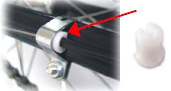 Plasthylsa för cykelhjul, monterad med skruv och mutter, pil markerar del