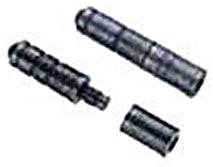 Tre svarta rörkopplingar i metall, raka kopplingar och hylsa, industriella delar