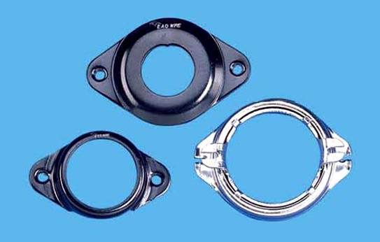 Tre svarta och silvriga monteringsringar till bil högtalare, reservdelar, närbild