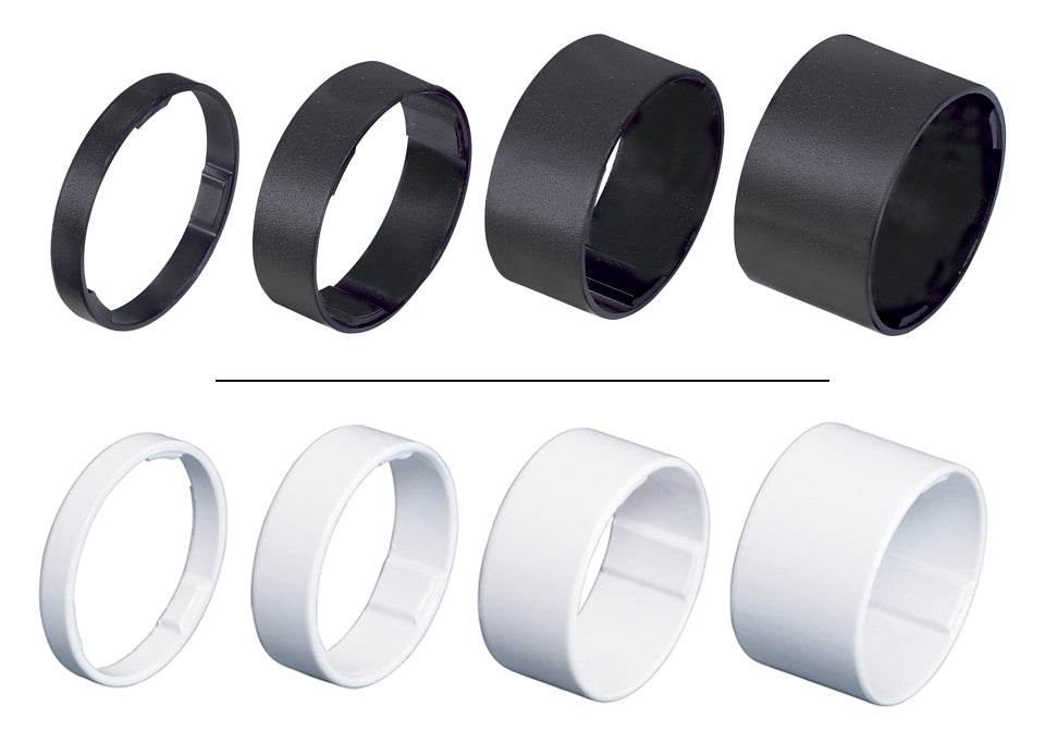 Fyra svarta och fyra vita plastringar i olika storlekar, rörkoppling tillbehör.