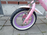 Barncykel framhjul med rosa ram, lila fälg och vit kant på gummidäck med grovt mönster
