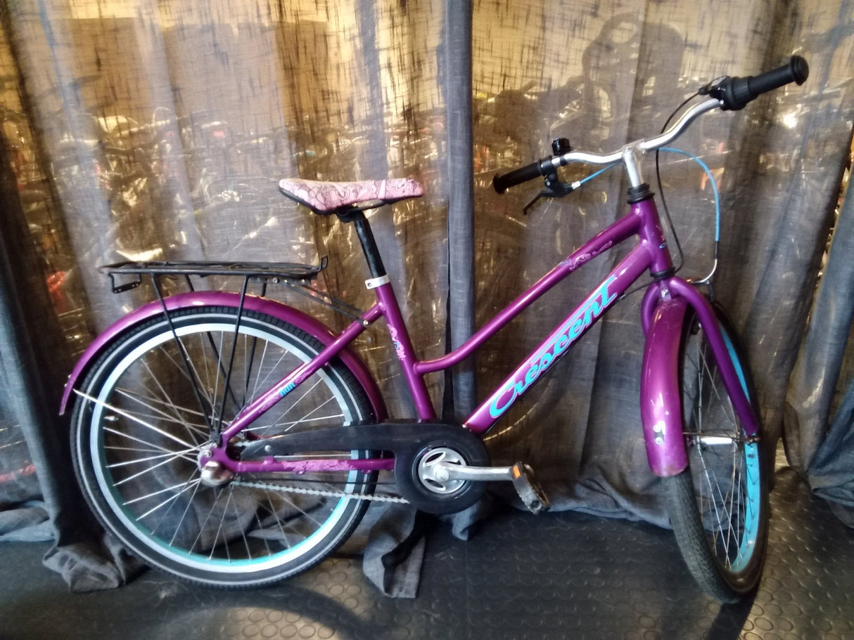 Lila Crescent cykel med rosa sadel och svart pakethållare, stadscykel