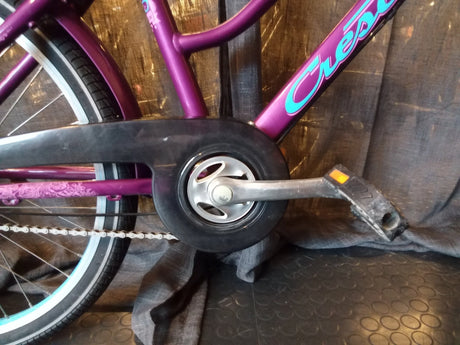 Lila Crescent cykelpedal och kedjeskydd med blå detaljer