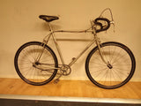 Retro Crescent racercykel med silverram, svart sadel och svart styre med racinghandtag