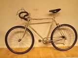 Vintage Crescent racercykel med silverram och svarta handtag och sadel