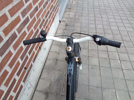 Crescent Torn – HANDLEBAR
